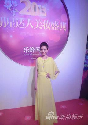 主播李晓峰暖春裙装主持时尚达人盛典