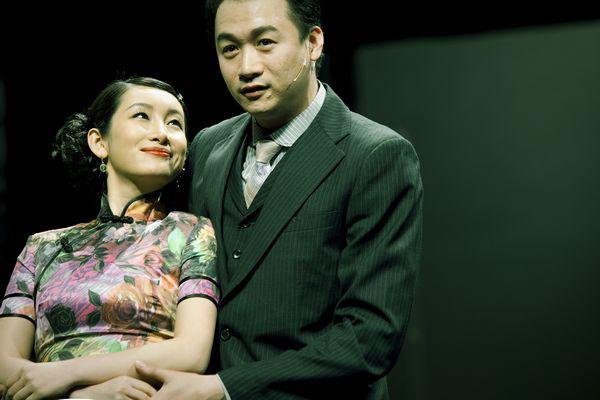 由秦海璐,辛柏青,高虎等主演,从2007年开始上演的话剧《红玫瑰与白