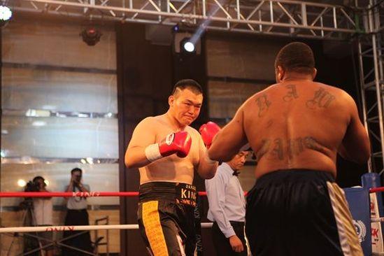 张君龙职业赛第4战 tko美国重量级拳手创造历史