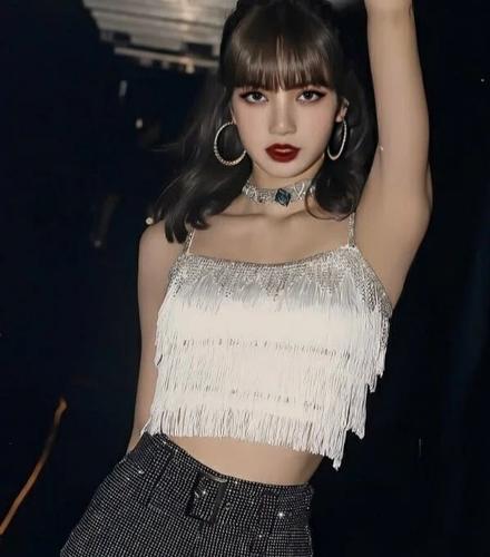 人间芭比lisa的露肤穿搭,细腰长腿完美展现,性感迷人