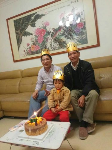 爷孙三代共享生日快乐