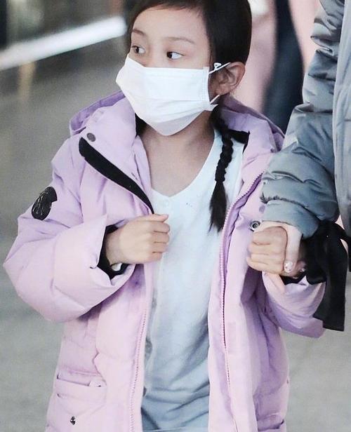 甜馨戴口罩遮住整张脸被李小璐拉着在机场疾走被问贾乃亮避谈