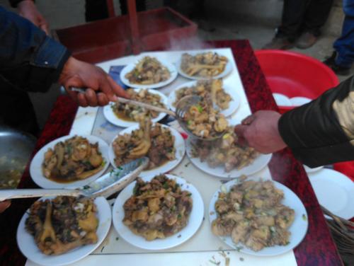 农家的喜事亲朋好友来祝贺,有一种吃饭叫"坐席"