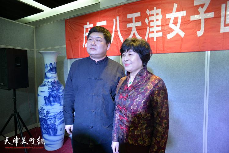 爱新觉罗·梦玉,杨俊玲,肖英隽,蔡淳伊,李淑芳在画展现场.