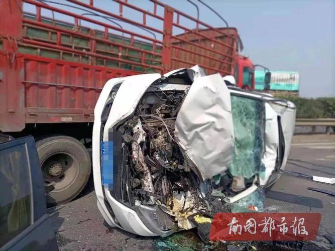 海南环岛西线高速6车追尾!有人员受伤