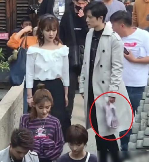 粉丝出门偶遇肖战杨紫,有谁留意肖战手上拿了啥?我承认我酸了