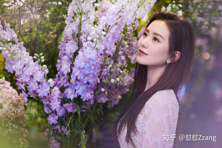 诗诗和紫色也好配啊,白色配紫色,美女配花花,清新恬淡,美到我词穷.