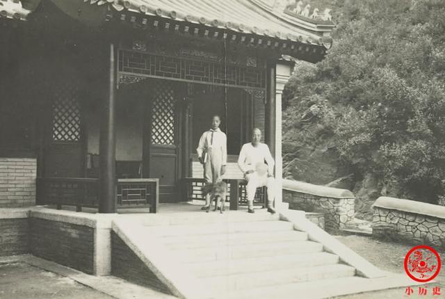 1920年,载涛与溥佳在西山寺庙里.