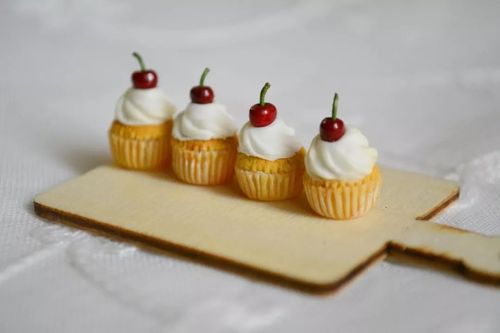 在手工界,也有很多粘土达人热衷于制作仿真美食