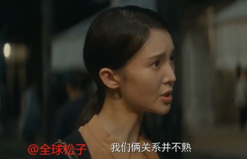 金晨素颜出镜,侧脸颜值不高,"双眼皮"有些瞩目