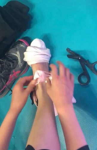 不容易!国家队德比过后,丁霞用剪刀拆胶带,抬头的一瞬间亮了