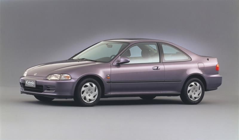 除了硬顶敞篷样式,五代思域还同时推出了coupe样式的车型,这与90年代