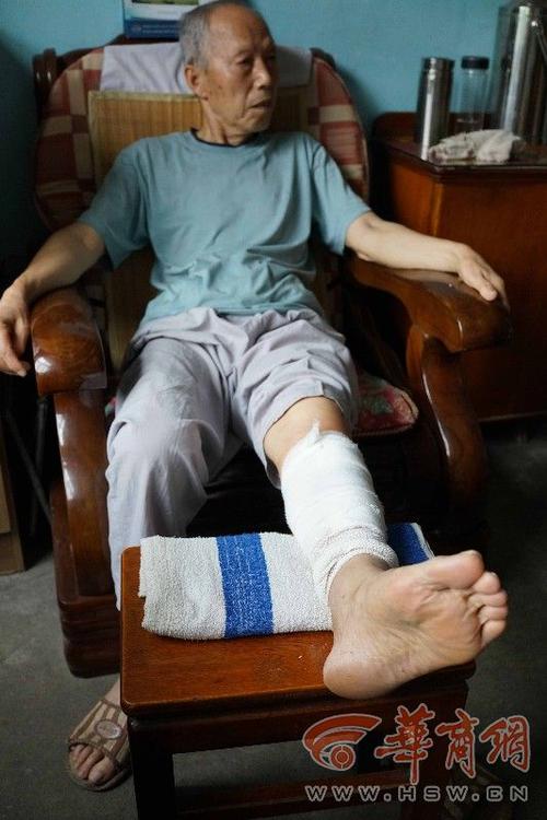 西安老人坐车摔伤缝30多针 公交台阶软包处理