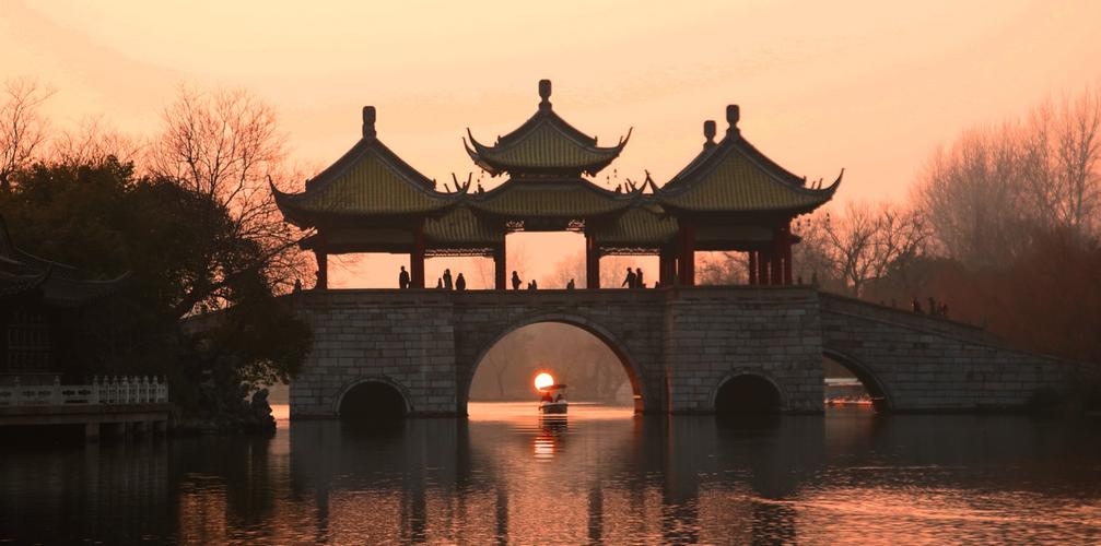 位于瘦西湖水道之上,是扬州市的地标建筑之一,是中国古代十大名桥之一