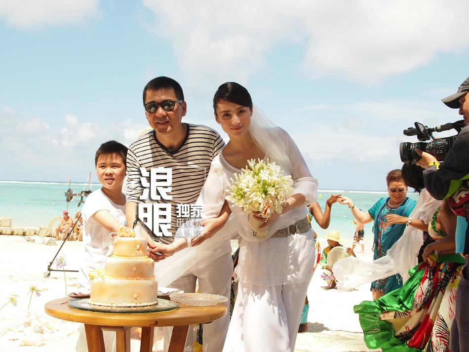 陈建斌蒋勤勤结婚8周年 海岛办浪漫婚礼湿身热吻