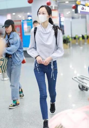 韩雪的裤子也太紧了吧,真不知道她是怎么穿下去的?看着好勒