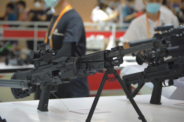 通过近期一系列展示可知,我军已经重新列装了中口径的qjb201通用机枪