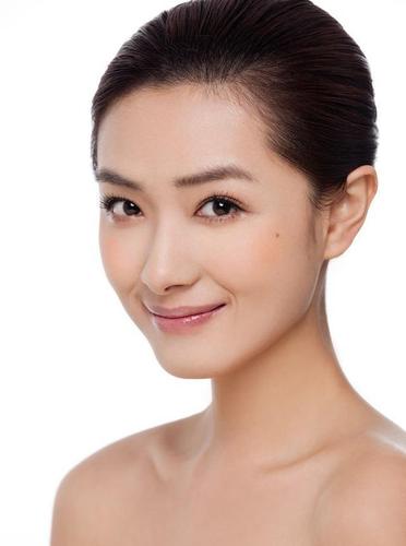 不仅因为长得像被一直拿来对比,两人还都是走"北京大妞"的演员路线