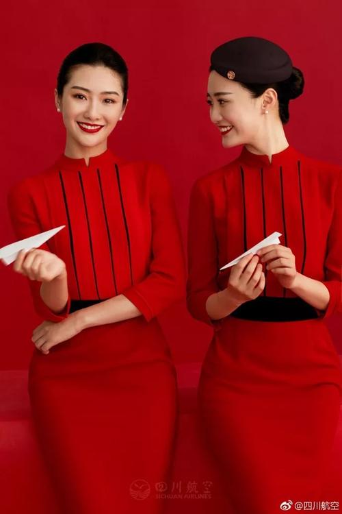 制服的设计理念为 "movements,sichuan 动静之间,川红" 红色似四川人