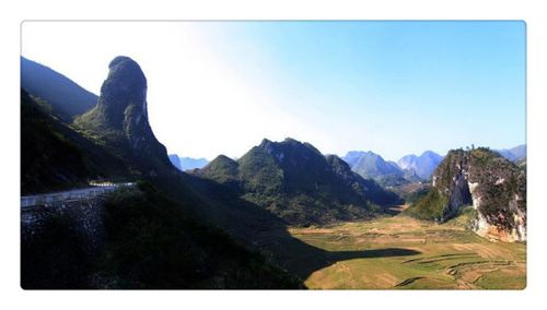 广西凤山县阴阳山(左为阳山,右为阴山)