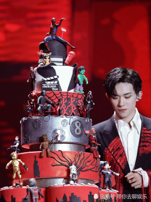 爱豆"生日蛋糕"长啥样?易烊千玺炫酷,赖冠霖童趣,看到