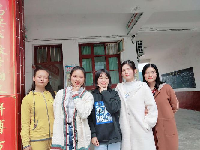 每一位新任教师都青春活力,和颜悦色,典则俊雅,仙露明珠,给
