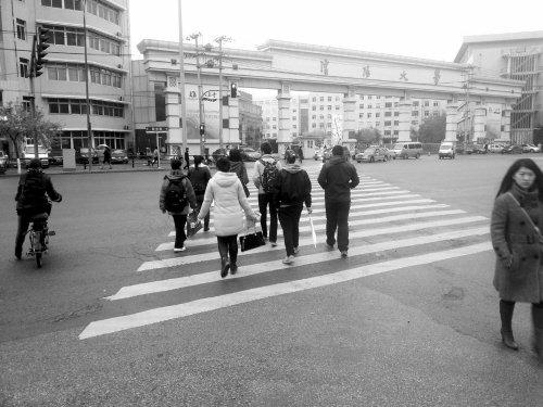沈大南门信号灯22秒 走到马路中间灯已变红