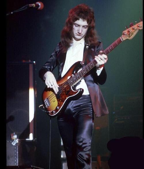 皇后乐队贝斯手约翰迪肯有少年邓布利多的感觉有人.