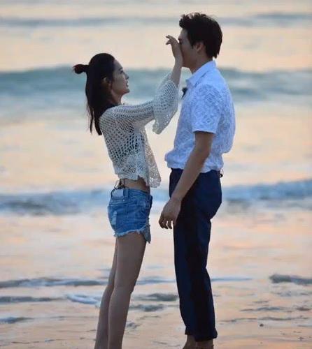 李沁骑在魏大勋脖子上,镂空上衣成功抢镜,网友:看的热血沸腾!