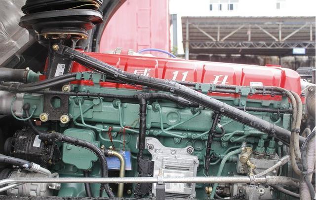 它搭载的是锡柴发动机,发动机最大功率460马力,厂家给的保修里程达到