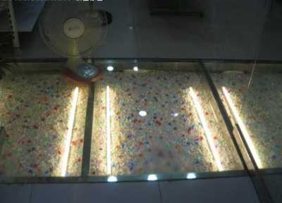 客厅阳台透明玻璃地板下面铺放鹅卵石效果图 入户全鹅卵石玻璃地面