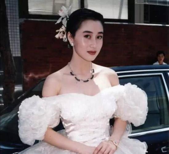 李连杰罕有晒全家福,58岁利智神颜不再,为爱退圈28年