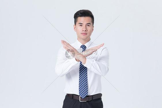 做出拒绝反对手势的商务男士