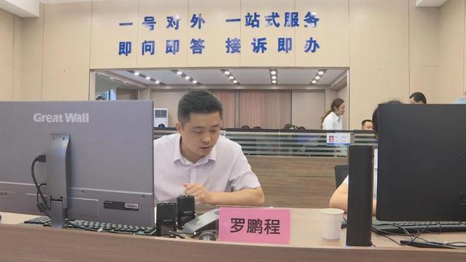 荷塘区委副书记区长罗鹏程接听热线