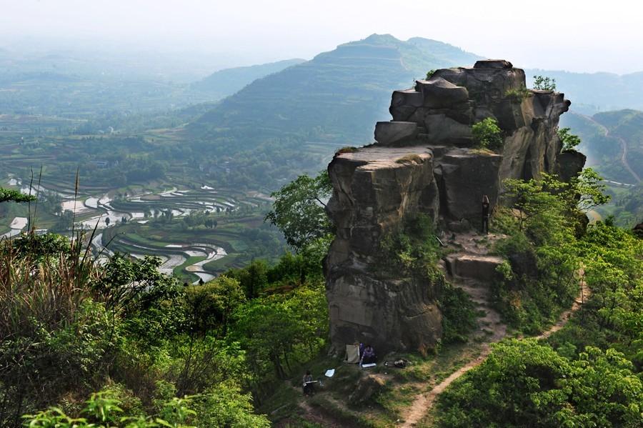 重庆七步弹琴石梯"会弹琴",游客脚踩在石梯上,回音悠扬婉转