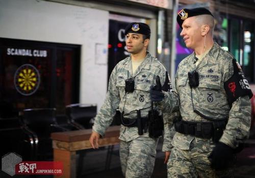 的美国空军第8安全中队的空军安全部队(空军宪兵)执法人员正在巡逻