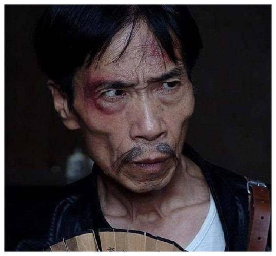 "汉奸贾队长":因角色被儿子嫌弃被村民殴打,谁知他是军人出身