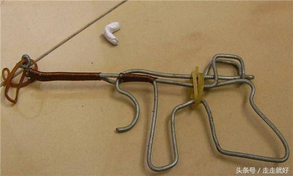 20 世纪60,70 年代出生的人玩的玩具有:翻花绳,小人书,滚铁环,弹玻璃