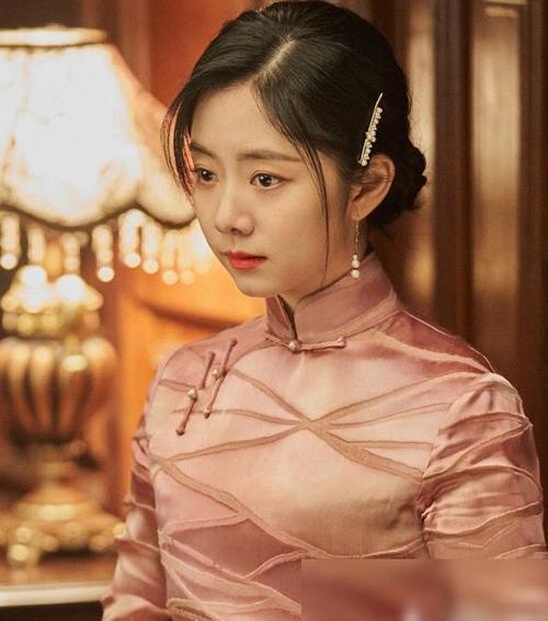 谭松韵首次挑战旗袍造型气质成熟我却在关注她的腰围