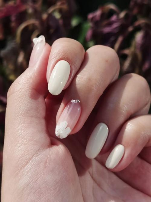 超级喜欢的夏日显白美甲款式:纯色小白花_美甲_显白_夏天去哪玩_纯色