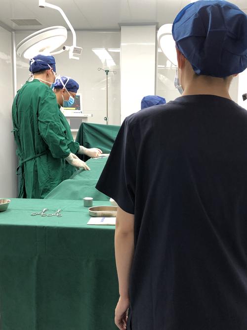 假体隆胸手术开始,切口,腔隙分离,假体快速植入,止血,引流管放置,包扎