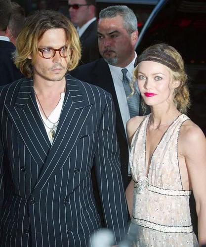 有凡妮莎在身边那些年,德普事业逐渐攀升,成了红透全球的杰克船长.