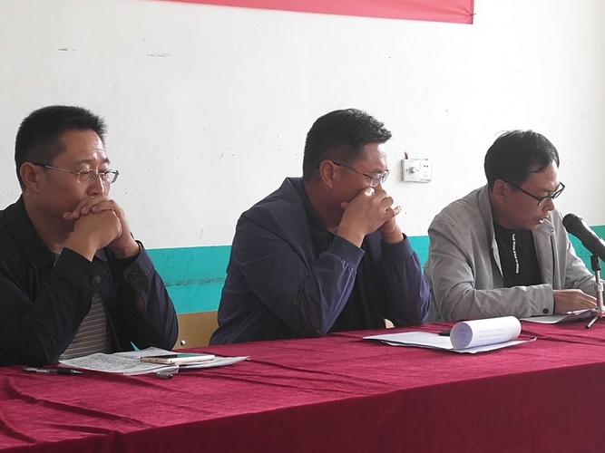 中心校刘立辉副校长宣读六年级暑假升级各科成绩及学校成绩.