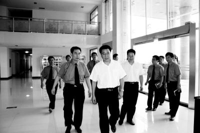     ▼检察长孟卫民(左一)陪同县委书记彭宾昌