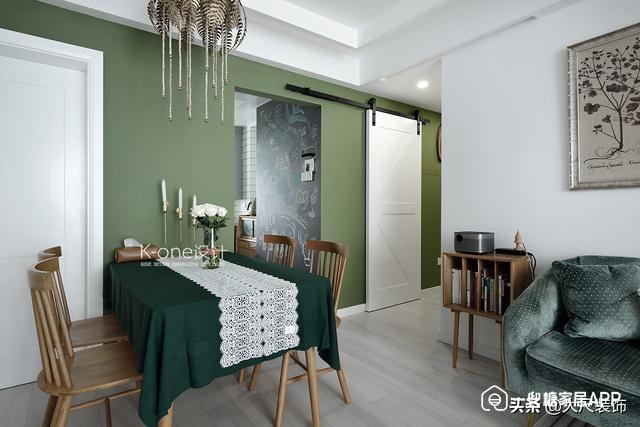 舞台用清新的【牛油果绿】来烘托氛围,让人感受到初春的气息.