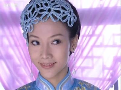 李卫当官里任先生旁边的那个女的是不是李卫当初救的