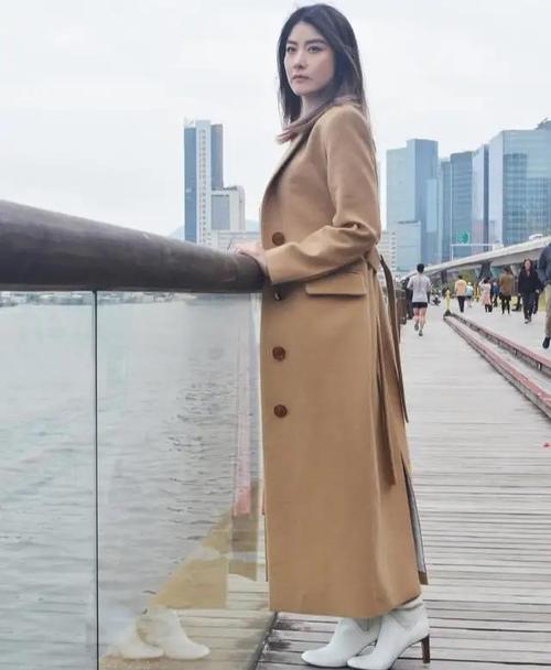 陈慧琳当妈后真放得开,穿白衬衫配液体裤开演唱会,气场全开