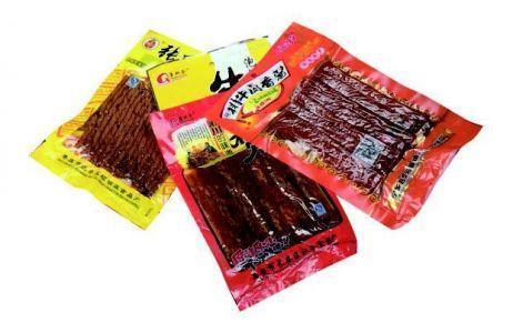 "三无"过期食品 学校周边有售
