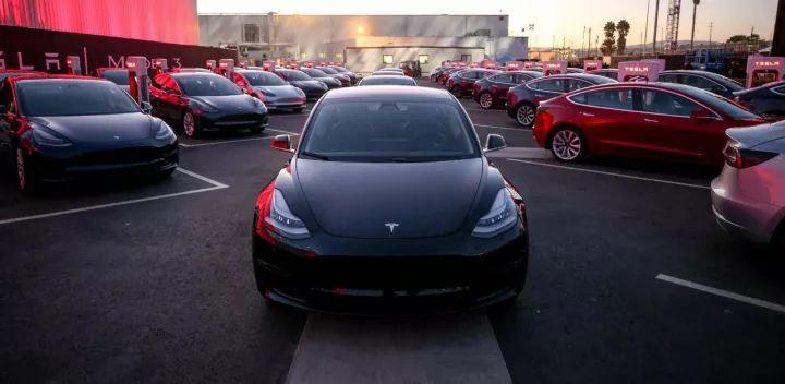 特斯拉model 3可以说是汽车史上bug一般的存在