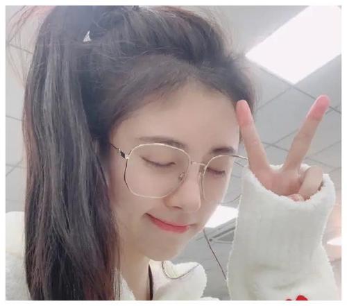 鞠婧祎清空库存美照,谁留意戴眼镜的那张?气质绝了,果